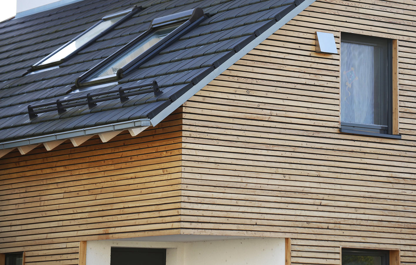 Einfamilienhaus mit Fassadenverkleidung aus Holz Nahaufnahme Einfamilienhaus mit Fassadenverkleidung aus Holz